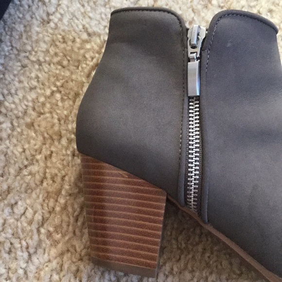 High heel low top boots - Picture 2 of 5